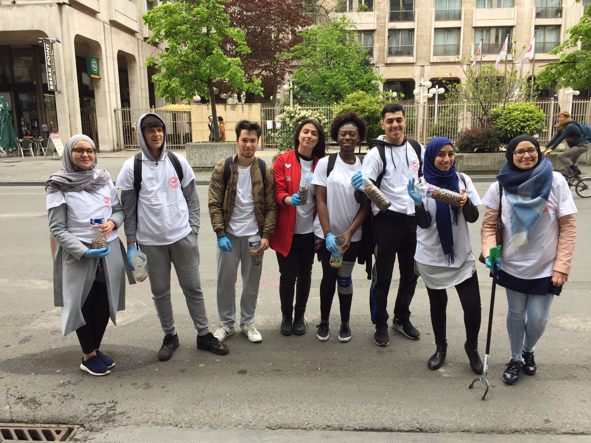 karinelalieux's tweet photo. #leonothappy le groupe de la vague opération ramassage de mégots merci à tous les bénévoles #bxlove https://t.co/wbzsuH6Cbo