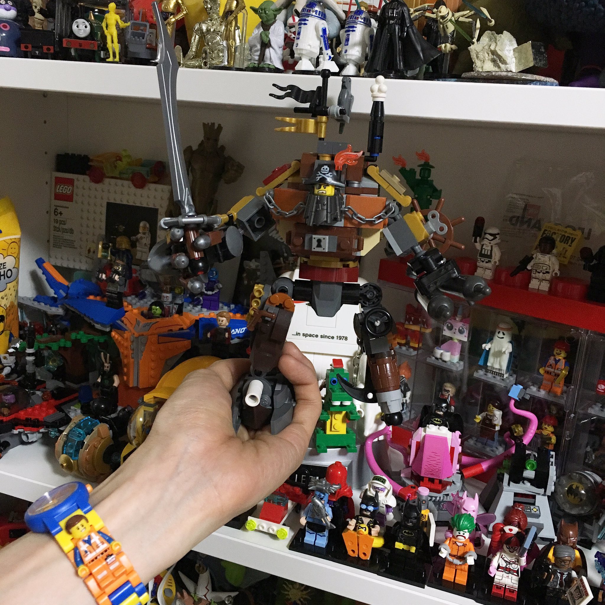 長谷川 朗 No Twitter 帰り道の中古おもちゃ屋でなんとロボヒゲ発見 1500円 これ船とセットのやつ5万くらいなのであきらめてた ごちゃついてきたねー 場所ないねー Legomovie Lego レゴムービー レゴ T Co Tfishf3rpo Twitter