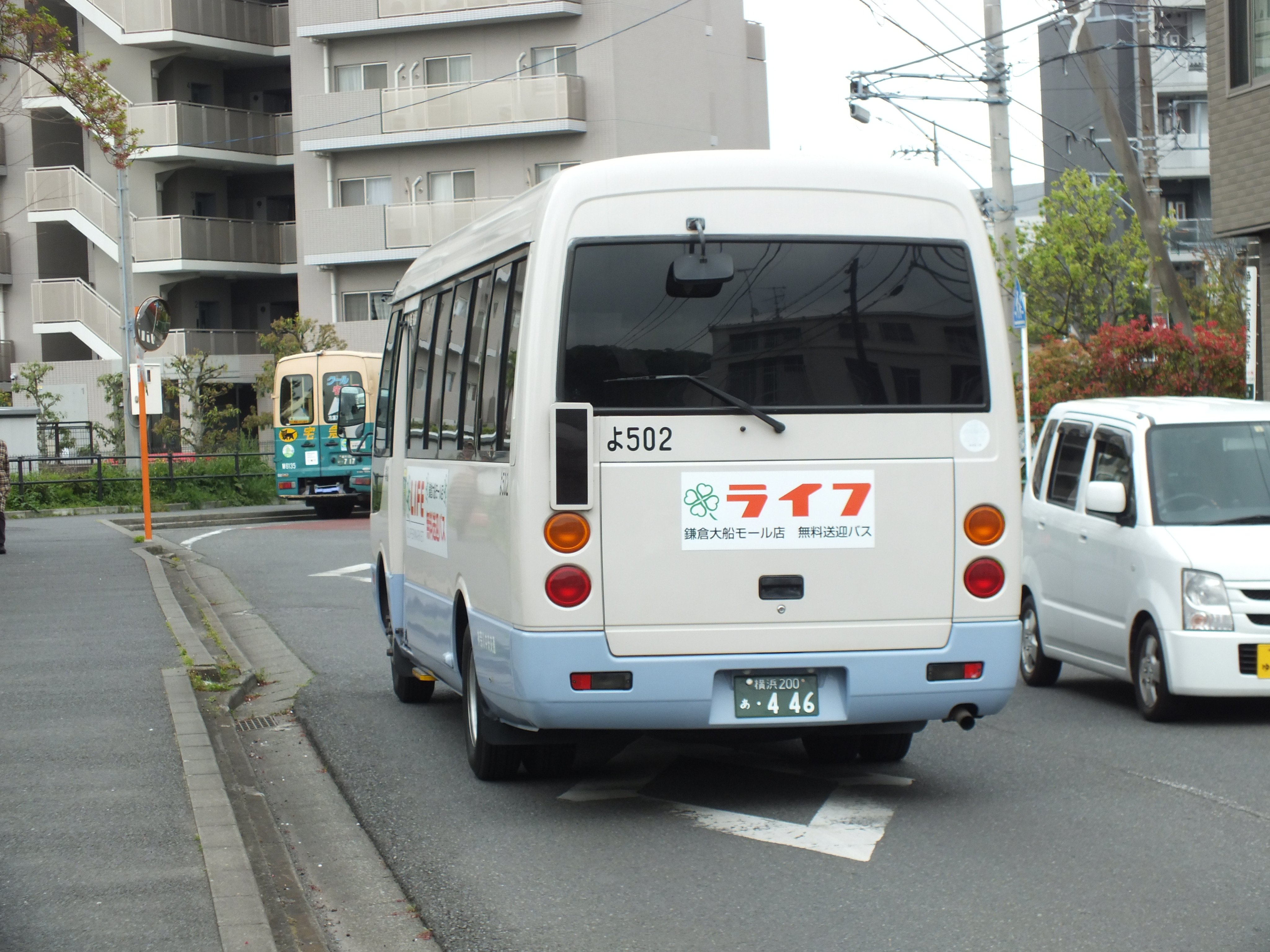 901の人 4月8日から運行を開始したライフ鎌倉大船モール店無料送迎バス 地元民なのに運行開始を今日まで知らず 撮影してきました 神奈中バスが運行を委託されていて よ502号車を名乗るマイクロバスが止まっていました 仮にも神奈中車番のバスが普通