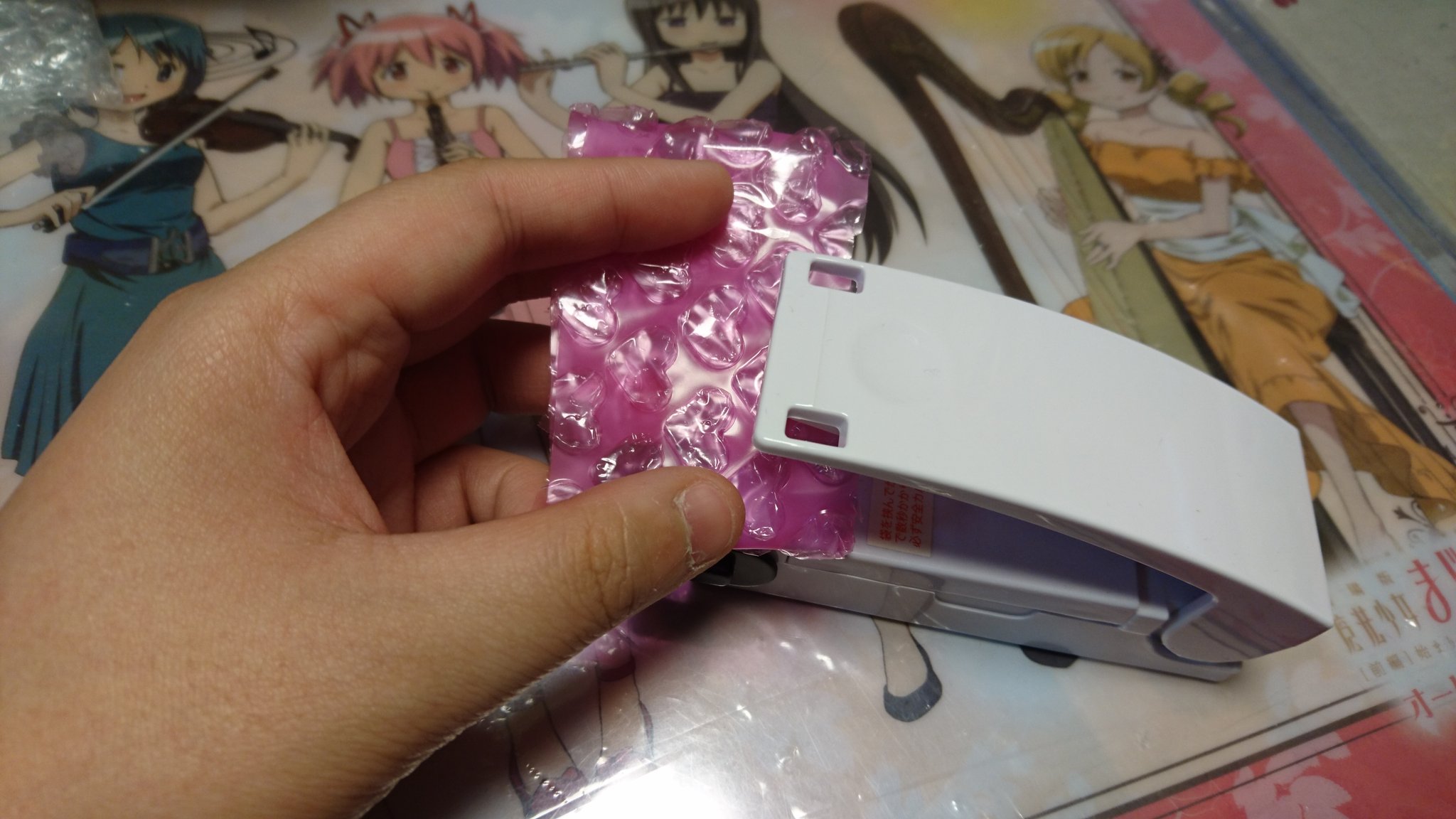 詩音 取引垢 初回プロカ必読 今更だけどダイソーで売ってるイージーシーラーを今日買ったけどこれ凄い 電池いるけど綺麗にくっついてくれるからこれでセロハンの節約出来る 缶バッジやラバストでプチプチ梱包される方にオススメです お値段は勿論108