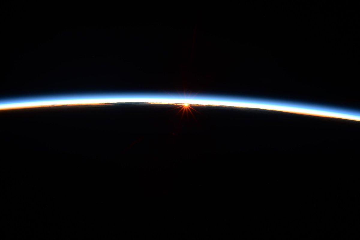astro_timpeake's tweet image. Without this thin, life-supporting atmosphere Earth would be as hostile as Mars or Venus. Let&apos;s protect it #EarthDay #marchforscience