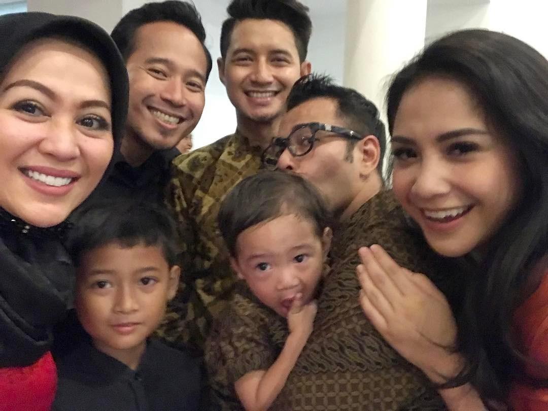 FamilyRaffiah17's tweet photo. Wefie 
#gytar wedding https://t.co/gVmmwelLyU
