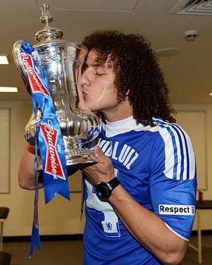  | .
.
Happy birthday to David Luiz!     .  