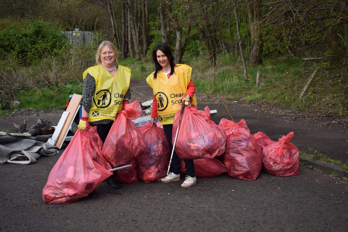 MargaretFerrier's tweet photo. #Springwells #Blantyre is looking good after today's community clean up, thanks to Blantyre Community Council for arranging @CleanUpScotland https://t.co/32EbtM8G9y