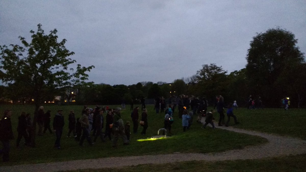 WhoAteMyShoes's tweet photo. Found out on last night's bat walk that South Norwood Lake is the best place in South London to see bats. Park's full of 'em @SonoSecrets https://t.co/ni52fFVO4H