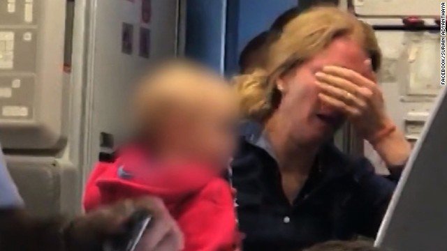 Cnn Breaking News On Twitter American Airlines Apologizes After Video Surfaced Of Crying Mom And Confrontation Between An Employee And Passenger Https T Co Chxjecncjf Https T Co Wh1svo9qmm