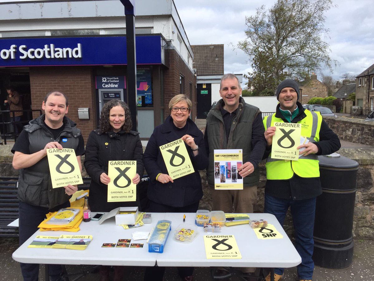 @SNP_PentlandsW out in #JuniperGreen continuing our campaign against @RBS branch closure &amp; supporting Neil Gardiner for #council17 #VoteSNP