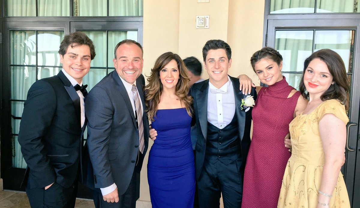 autumnsonatta's tweet photo. El cast de los hechiceros de Waverly Place se reunió y me importa un carajo sentirme vieja porque son lo mejor que vi en toda la semana. https://t.co/OHsmYDW4oc