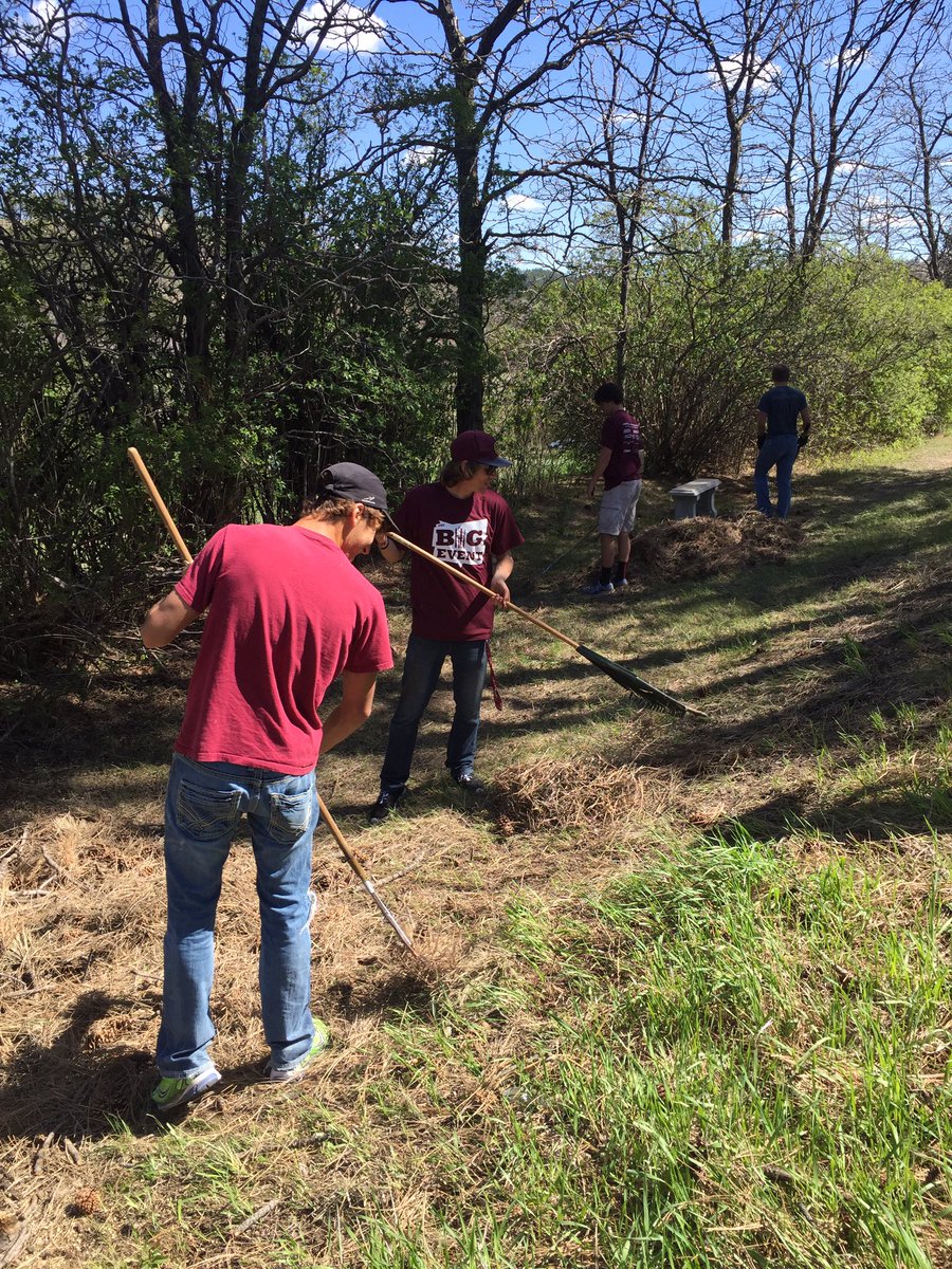 CSCLifestyles's tweet image. @CSCEaglesXC cleaning up Camp Norwesca #EarthDay #TheBigEvent #CSCBigEvent #TBE