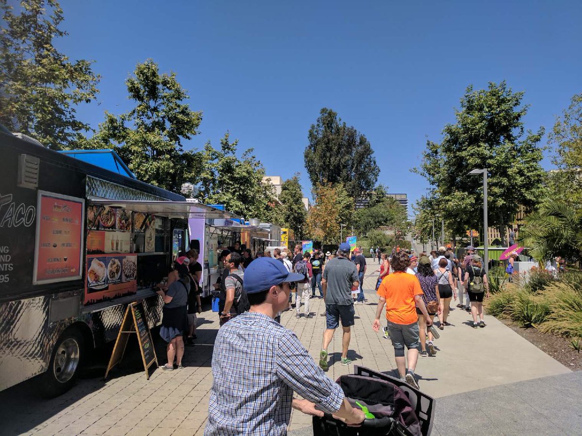 Makin'sure Scientists r well fed!   Solidarity4innovation. #marchforscience #foodtruckrally #ScienceMarch #ScienceMarchLA #DTLA #FoodTrucks