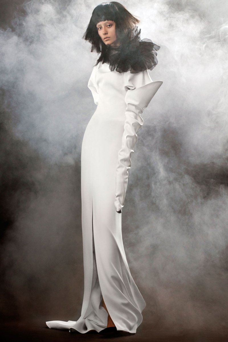 Shigeaki Arai Vera Wang 18ss Bridal ヴェラ ワンのブライダルがいい エレガントなロング リーンなシルエットに 今のプレタの時代感のシンボルとなるロングスリーブを取り入れたドレスがカッコいい ウェディングドレスを 美しい と思うのでなく