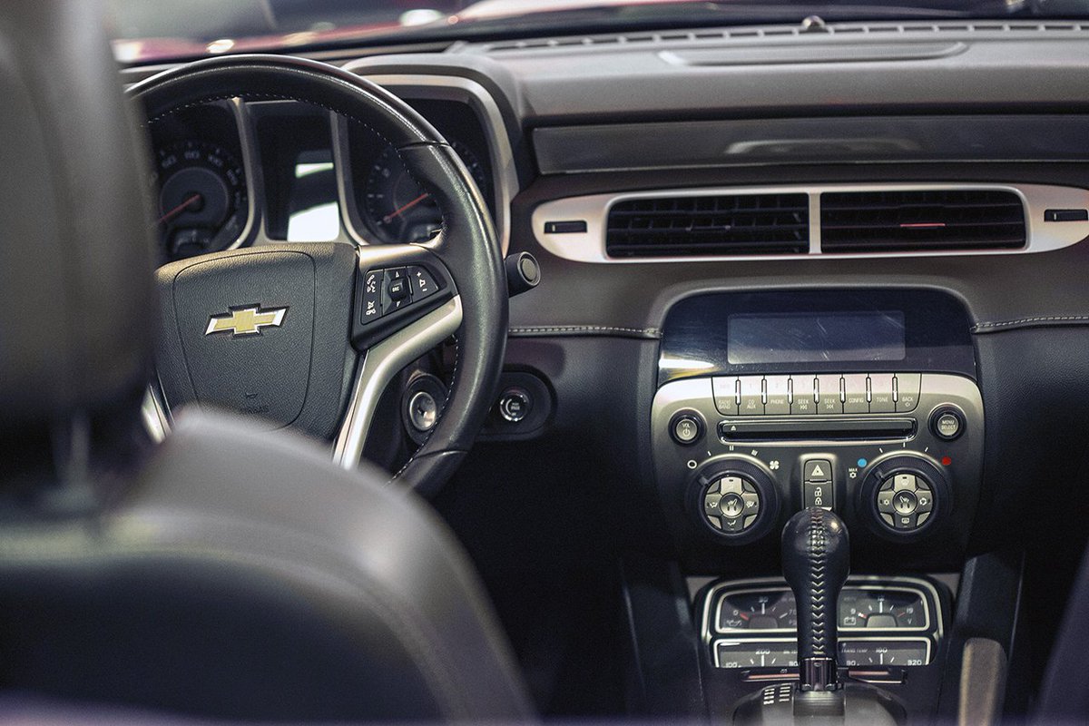 Vive la increíble experiencia de conducir este #Chevrolet Camaro de 315 CV de potencia de la mano de #RentBull ow.ly/riMo30aL6jM #cars