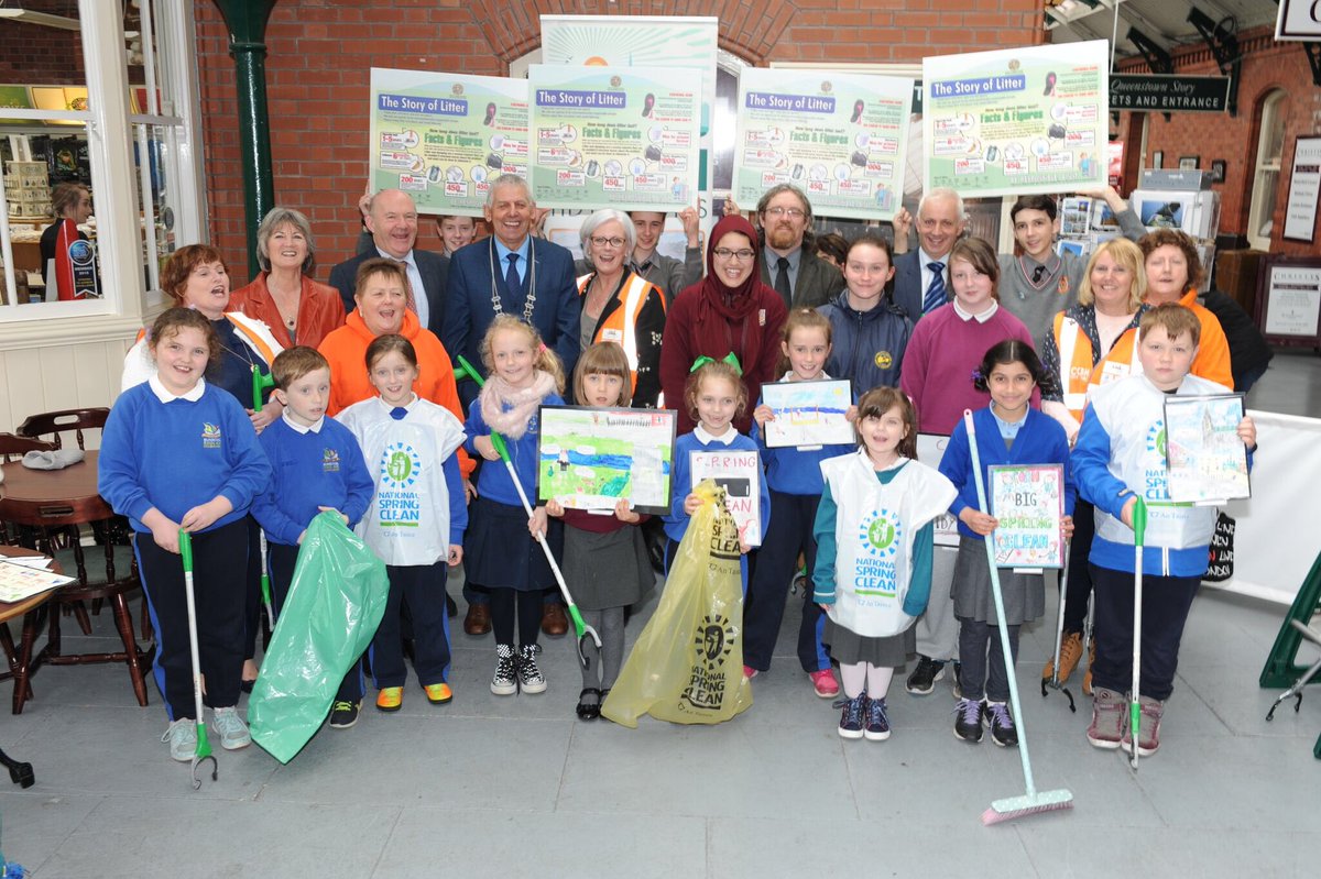 CobhTidy's tweet photo. #Cobh #NationalSpringClean2017 @NationalSpringC @TidyTownsIre #teamwork https://t.co/q8EHurxYXp
