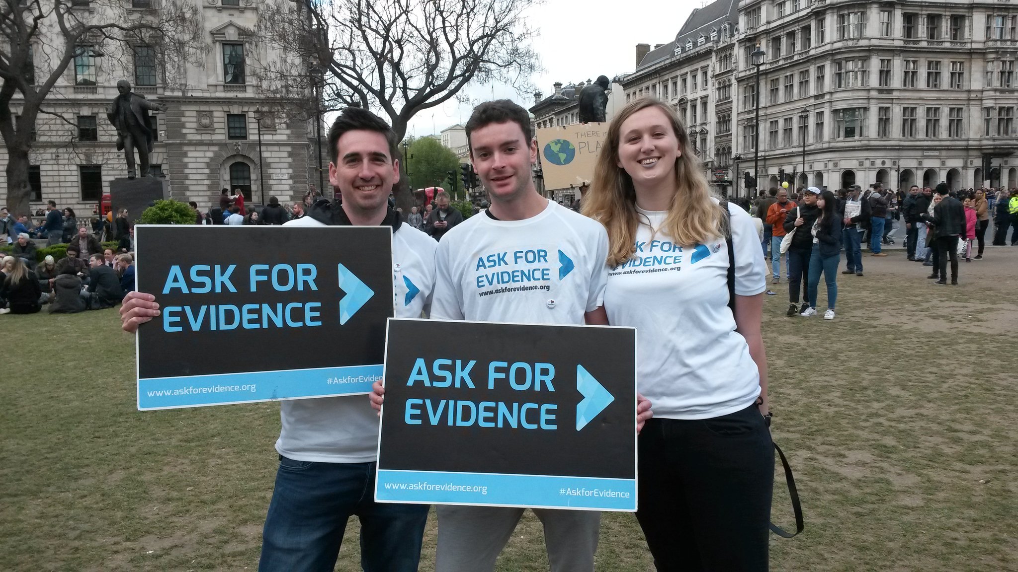 Met some great people at #ScienceMarchLdn from a nonprofit #AskForEvidence Check out their work! @senseaboutsci https://t.co/ogtm05skTG