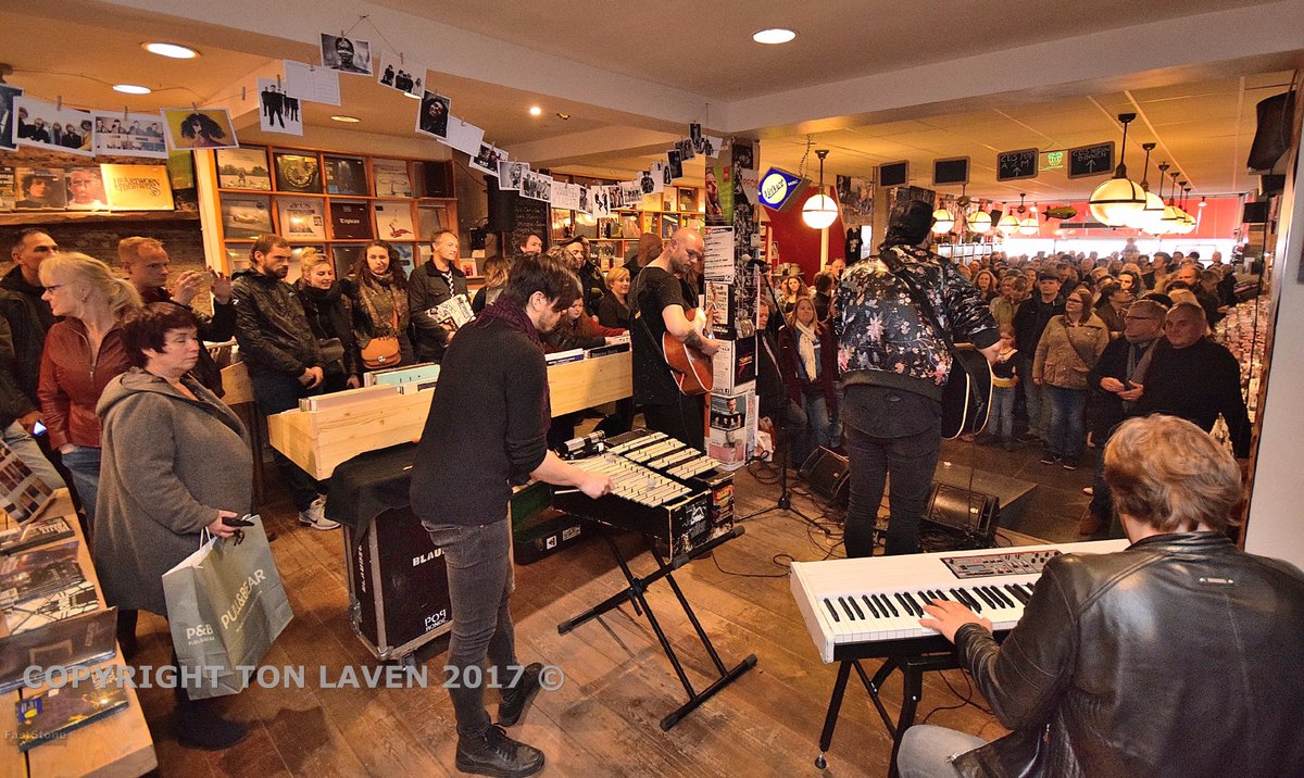 #Publiek #platenwinkels vieren #RecordStoreDay o.a. bij @velvetleiden #NeuweRijn #Leiden met #Blaudzun 2017-04-22 @VelvetOficial @CMLeiden