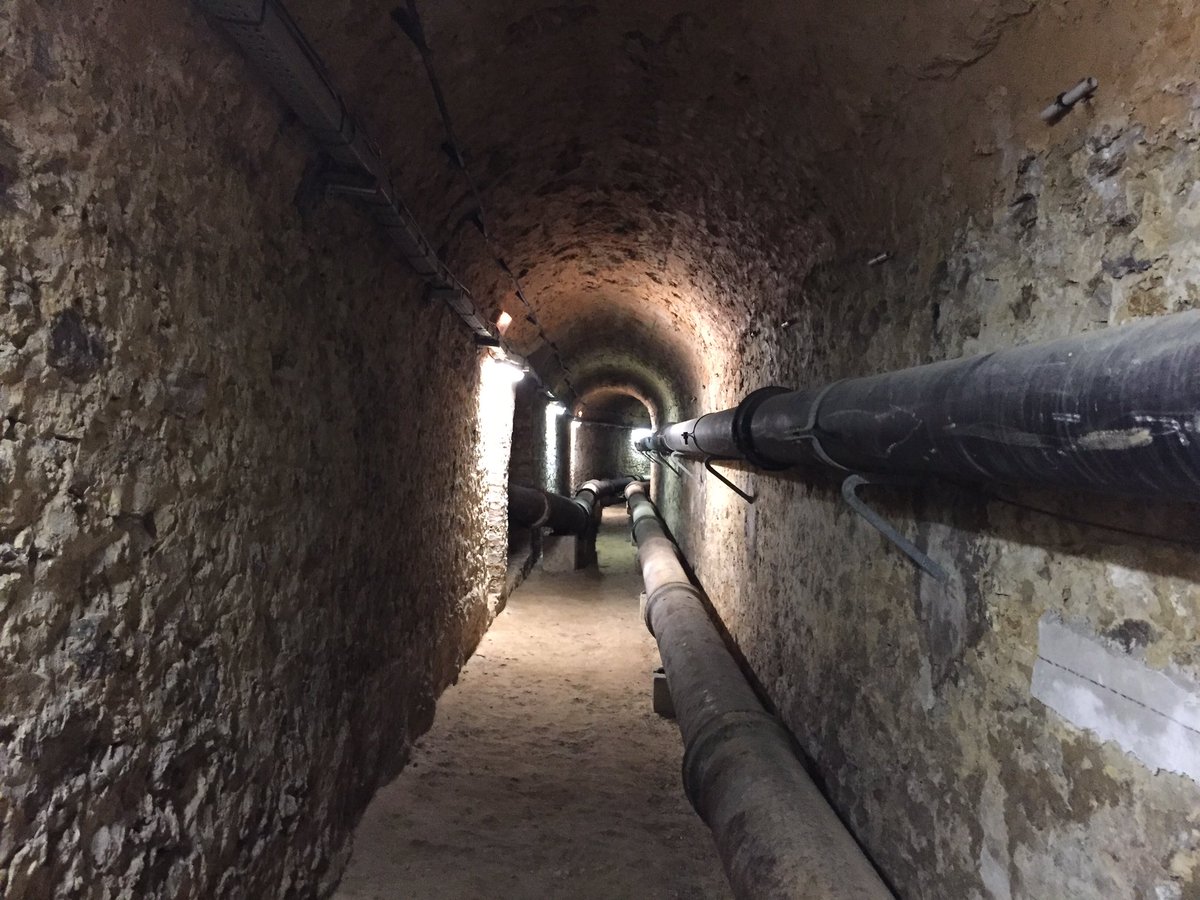 pointculture's tweet photo. Tous les superlatifs propres à Versailles peuvent être appliqués dans ce vaste réseau souterrain. https://t.co/4LFiRJoPEs