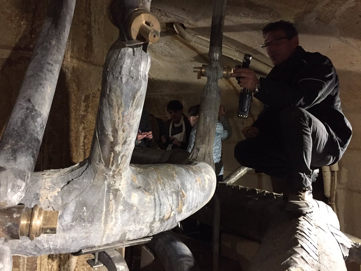 pointculture's tweet photo. Sous le bassin de Latone, l'araignée, cœur du système hydraulique qui distribue les centaines de litres d'eau qui jaillissent de la fontaine https://t.co/ETKYsnbbeE