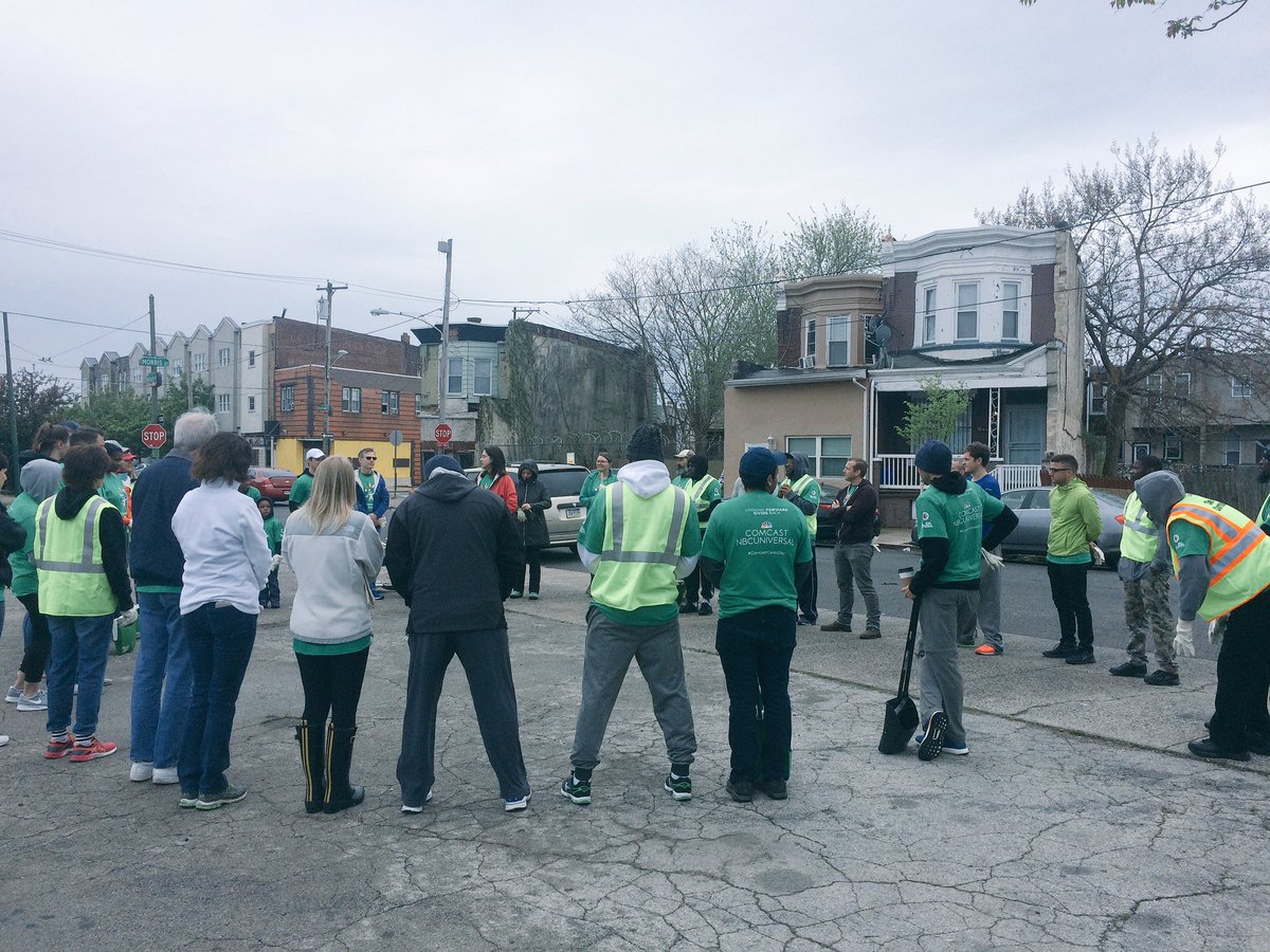 Catsleigh's tweet image. Surge, @BoMFPhilly &amp;amp; @comcast: eating, cleaning &amp;amp; talking about what it means to recover from addiction with the help of a community.