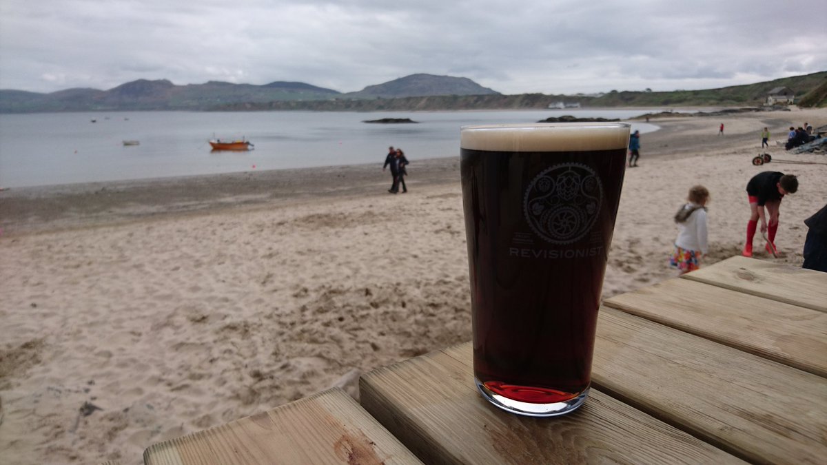 BeerTimeNow's tweet image. Al fresco #beeroclock at the Ty Coch Inn Porthdinllaen. Dark Side of the Moose is a delightful brew by @PurpleMooseBrew