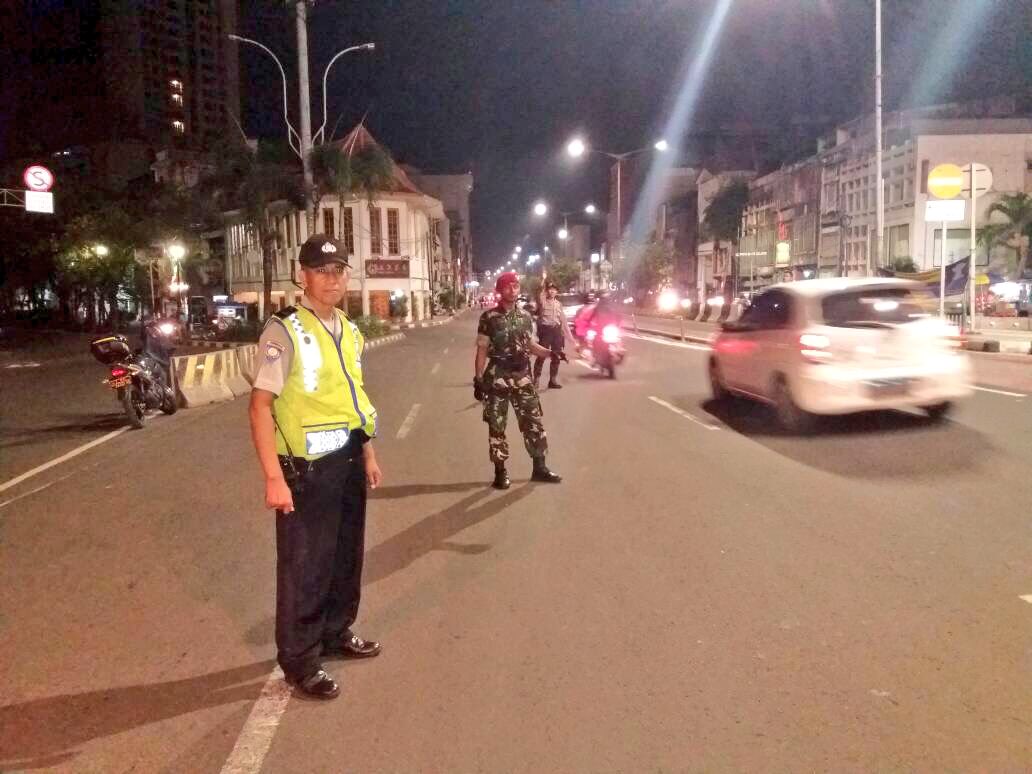 TMCPoldaMetro's tweet photo. 01:34 TNI &amp; Polri ploting pengamanan Lomba Lari #KomandoRun dalam rangka HUT Kopassus @PenKopassus ke 65 di Pintu Besar Glodok. @TNI_AD https://t.co/O38wbITQCK