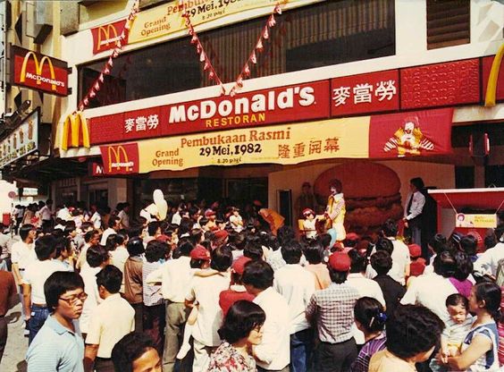 GambarKlasik's tweet photo. This first MacDonald's restaurant was opened at the intersection between Jalan Sultan Ismail and Jalan Bukit Bintang back in 1982. https://t.co/ZH64S4Wr2X