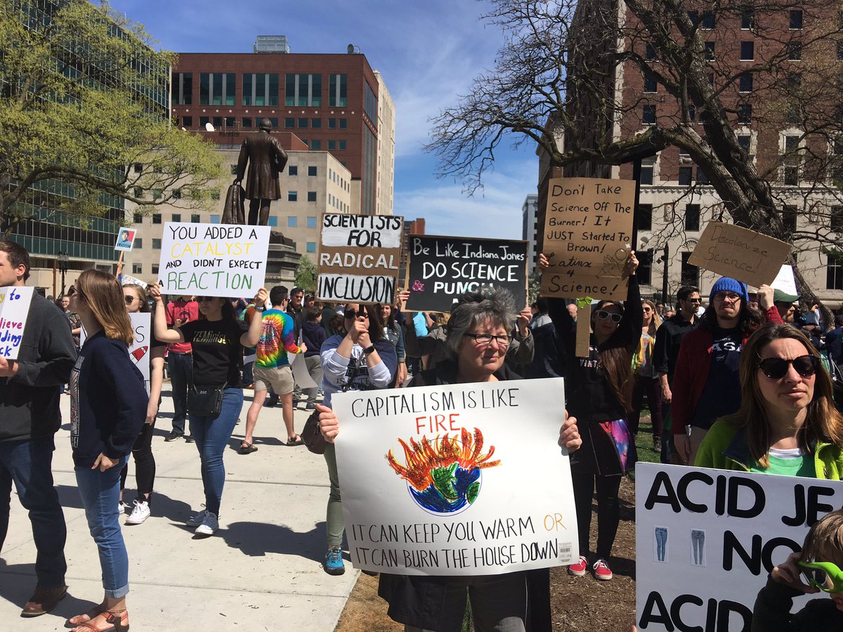 tracym's tweet image. Lots of clever signs at the Capitol @ScienceMarchLAN