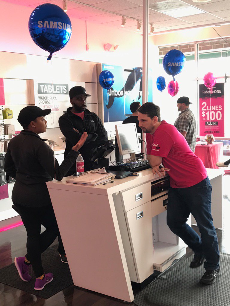 Matt A converting a Sprint couple over to the BEST wireless carrier #magentafever @kenyadunn12 @jennyclebeast