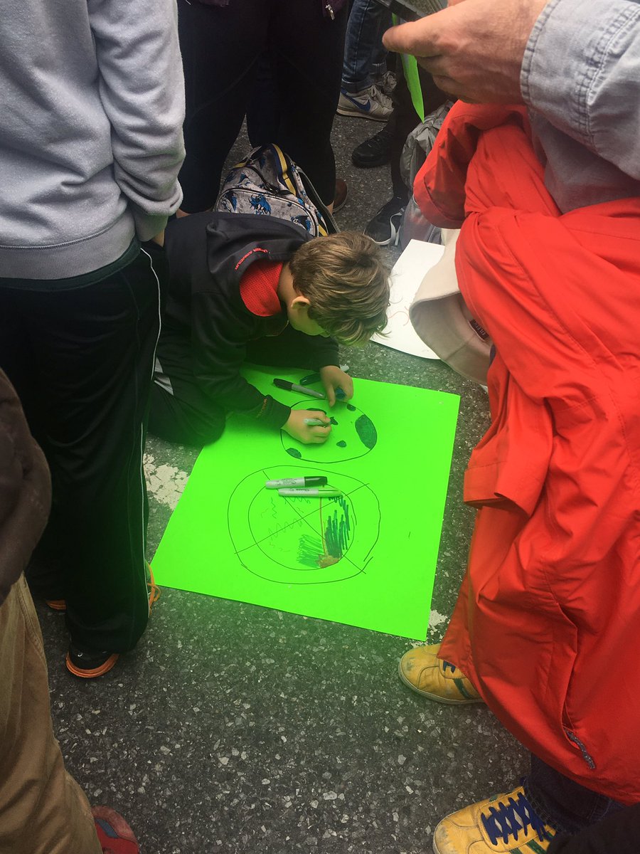 #NYC kids showed up in full force for today's #MarchForScience. Yelling "Science is my favorite class!" &amp; "Let me be a scientist!"