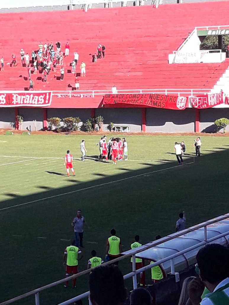 Momento en que los jugadores de Caaguazú reclaman al arbitro en el Antonio Aranda. / Gentileza: @maderero2008