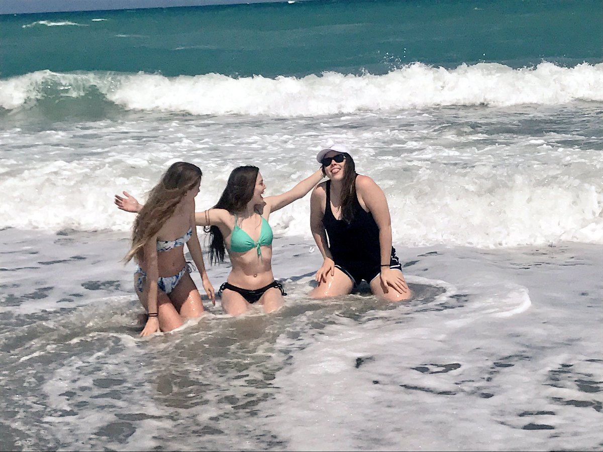Coöperatie loyaliteit dichters Lici on Twitter: "We had such a fun time at the beach 😋So grateful to have  these lovely ladies here for my birthday @Asivrs @NoisyButters  https://t.co/G8EUN6T38t" / Twitter