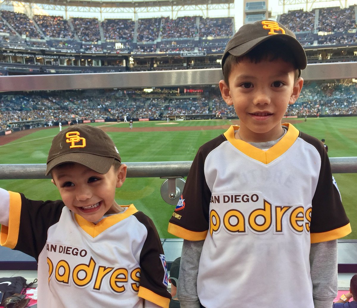 MarieCoronelSD's tweet photo. My little Friars are friared up after that Austin Hedges home run. Keep them coming @Padres. #SDinHD #PadresPride #FriarFever https://t.co/IC2YlZI3Bh