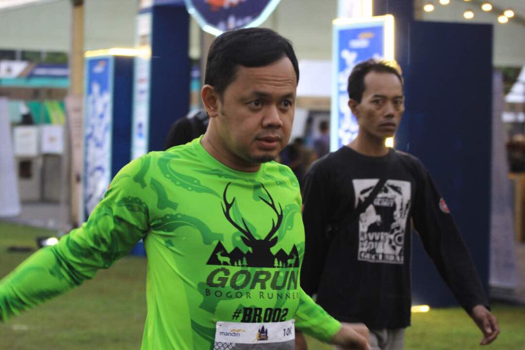 Walikota Bogor <a href="/BimaAryaS/">bima arya</a> terlihat mengikuti <a href="/mandiri_jogmar/">MandiriJogjaMarathon</a> tampak mengenakan jersey bogor runner #MandiriJogjaMarathon2017