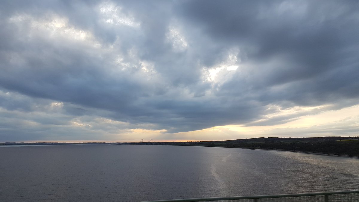 <a href="/Hudsonweather/">Paul Hudson</a> #riverhumber #sunset ⛅🌚
