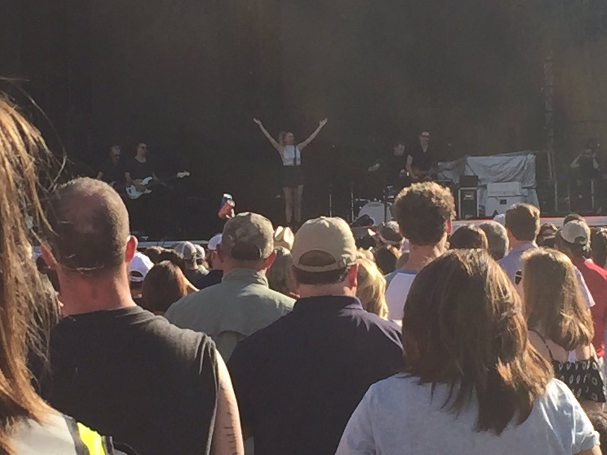 RosannaWsfa's tweet photo. @KelseaBallerini getting the crowd pumped up @MMSuperfest! https://t.co/PzROu7Atci