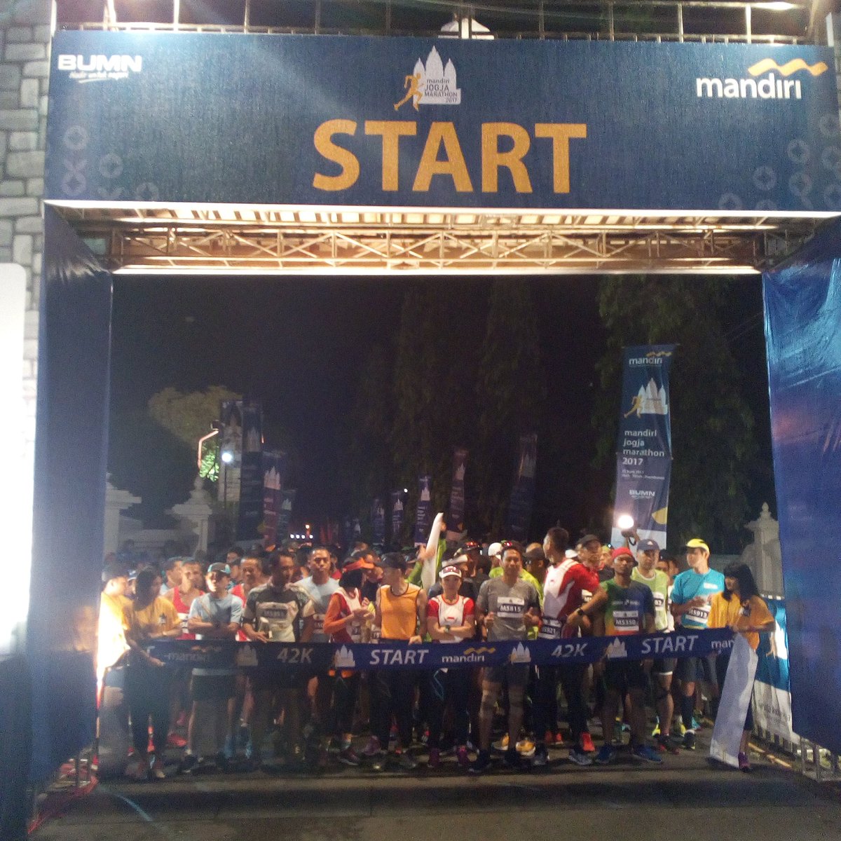 Start full marathon <a href="/mandiri_jogmar/">MandiriJogjaMarathon</a> 2017

"Alon-alon asal marathon"