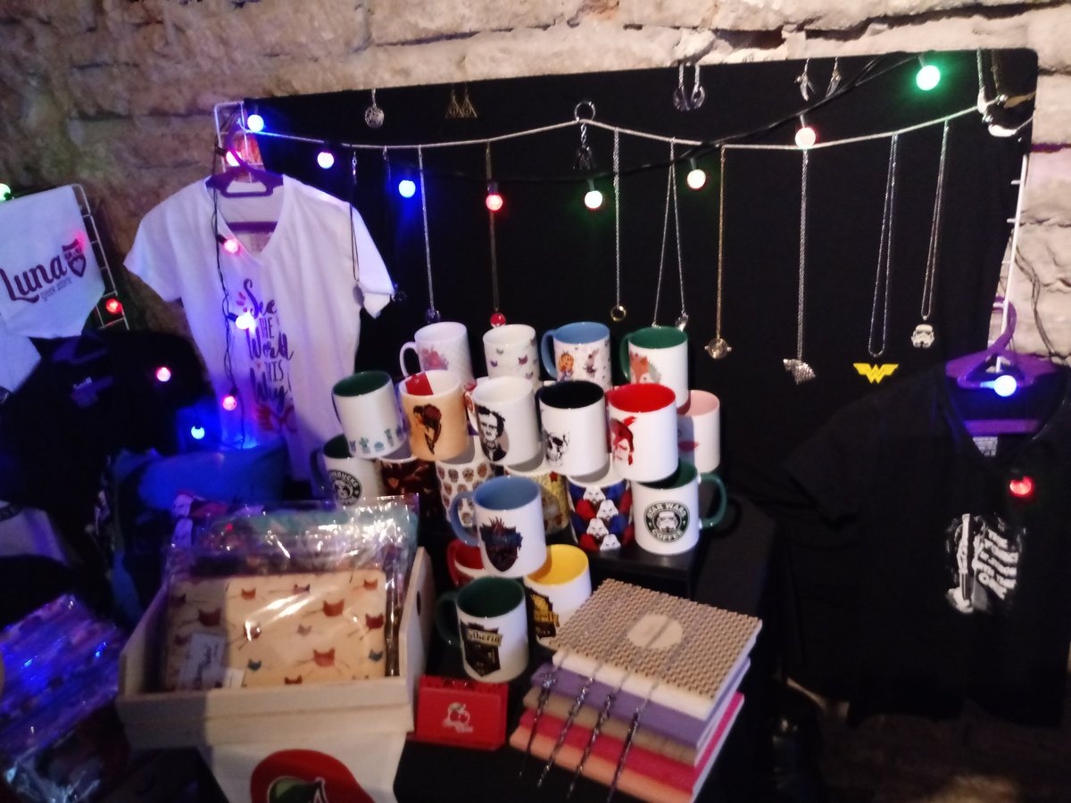 lunageekstore's tweet photo. Esta afim de ouvir uma musica boa e curtir nossos produtos? Da uma passada no #apolo17 e confere 😄
#lunageekstore #feirinha https://t.co/f7d7yCyBRO