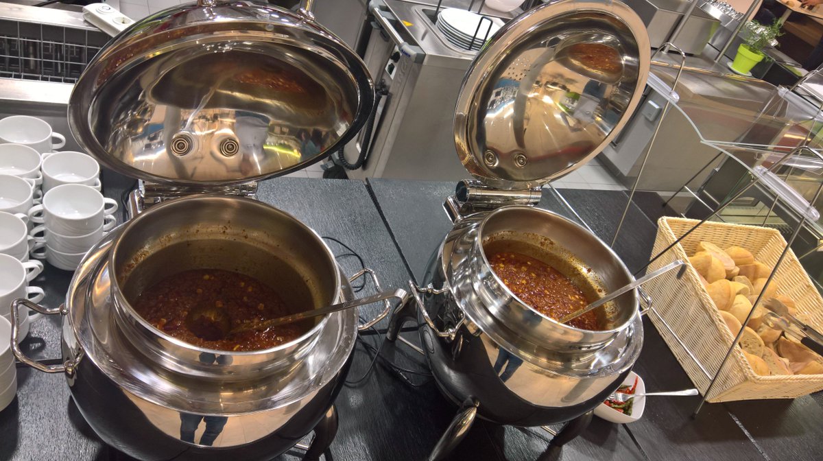 Thomas_Hemmer's tweet image. Mitternachtssnack beim #d365hack bei @MicrosoftDE ... Chili con Carne
