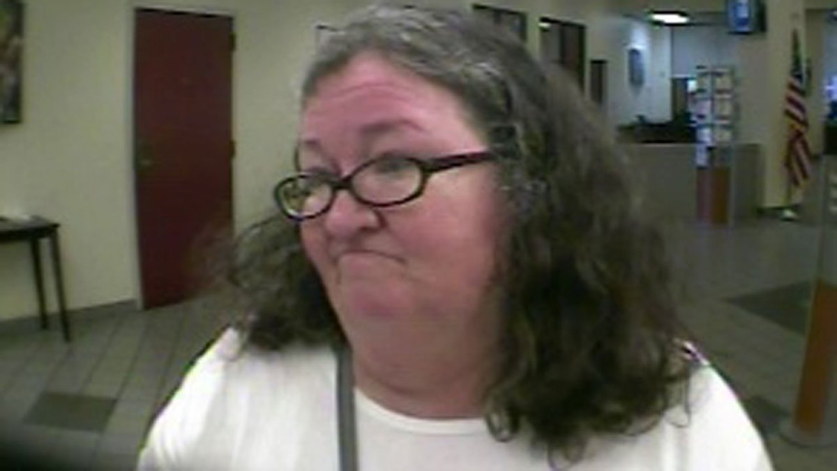 FBI searches for woman accused of robbing bank in #PompanoBeach, fleeing in public bus bit.ly/2pRq5Gy https://t.co/IgUHsB7FOQ