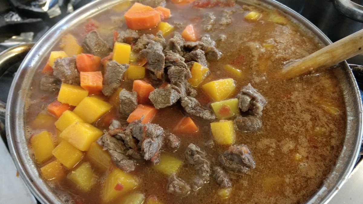 angelomdz's tweet photo. @Dracaenawines @Amforg @SashaEats @WineCommGuy @thdivewhisperer @Hays_Helpings #heartyStew lunch 4 the crew at work https://t.co/GHI82PXWBd