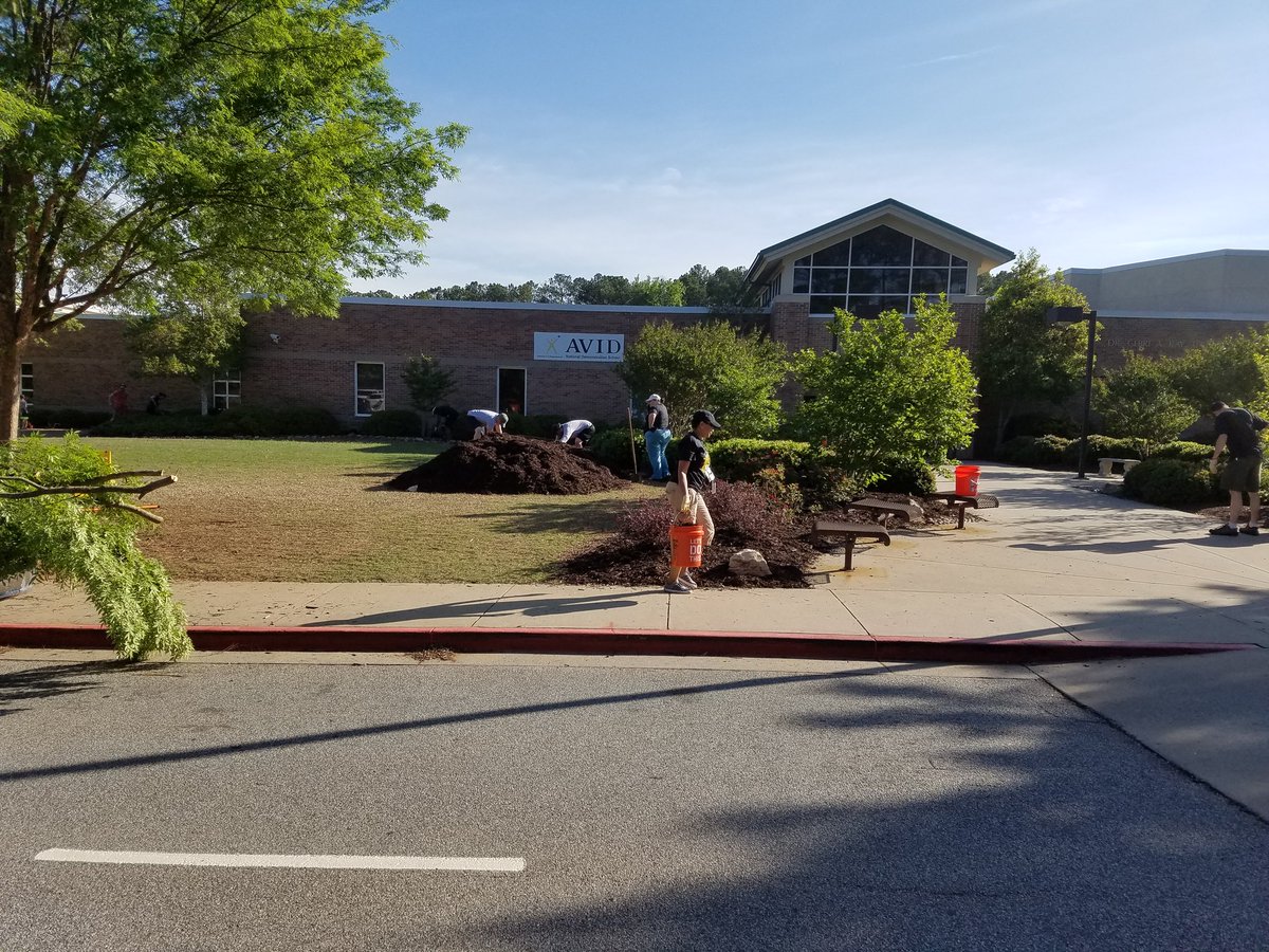 Jendean123Dean's tweet photo. #ksuserves , KSU day of service, Palmer Middle Scool https://t.co/zy0N6gvRXS