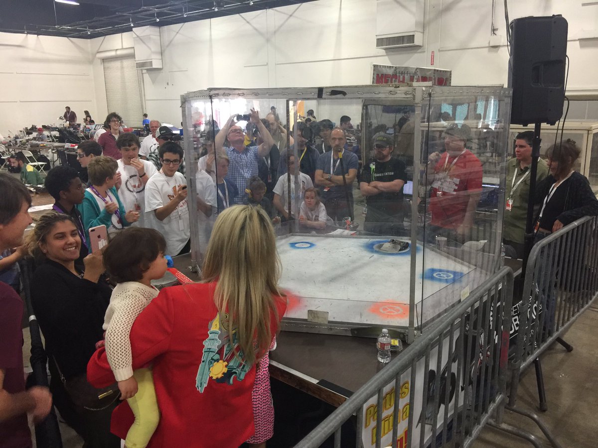 UKRobotWars's tweet image. Some great &apos;blink and you&apos;ll miss it&apos; flea weight fights too. #robogames2017 #RobotWars