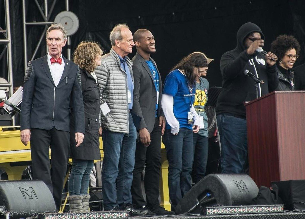 BishopCosplay's tweet image. Got a good view at the #marchforscience today with @billnye #science #scienceguy ift.tt/2oAjLi8