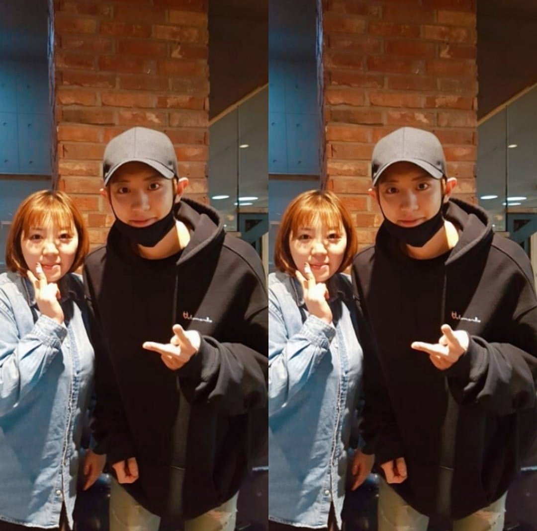 170422 เจ้าของรูปไปเล่นโบว์ลิ่งกับครอบครัวแล้วเจอแบคฮยอนกับชานยอล พวกเขาหล่อและใจดี/ ชานยอลอุ้มเด็กนั่งตัก แล้วถ่ายรูปด้วย via. reyeolie
