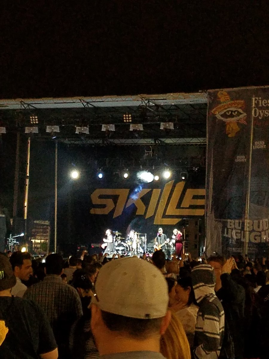 princess_nessaa's tweet photo. @skilletmusic First time seeing y'all! Y'all are amazballs😊😊 https://t.co/OkWx2zQPV1