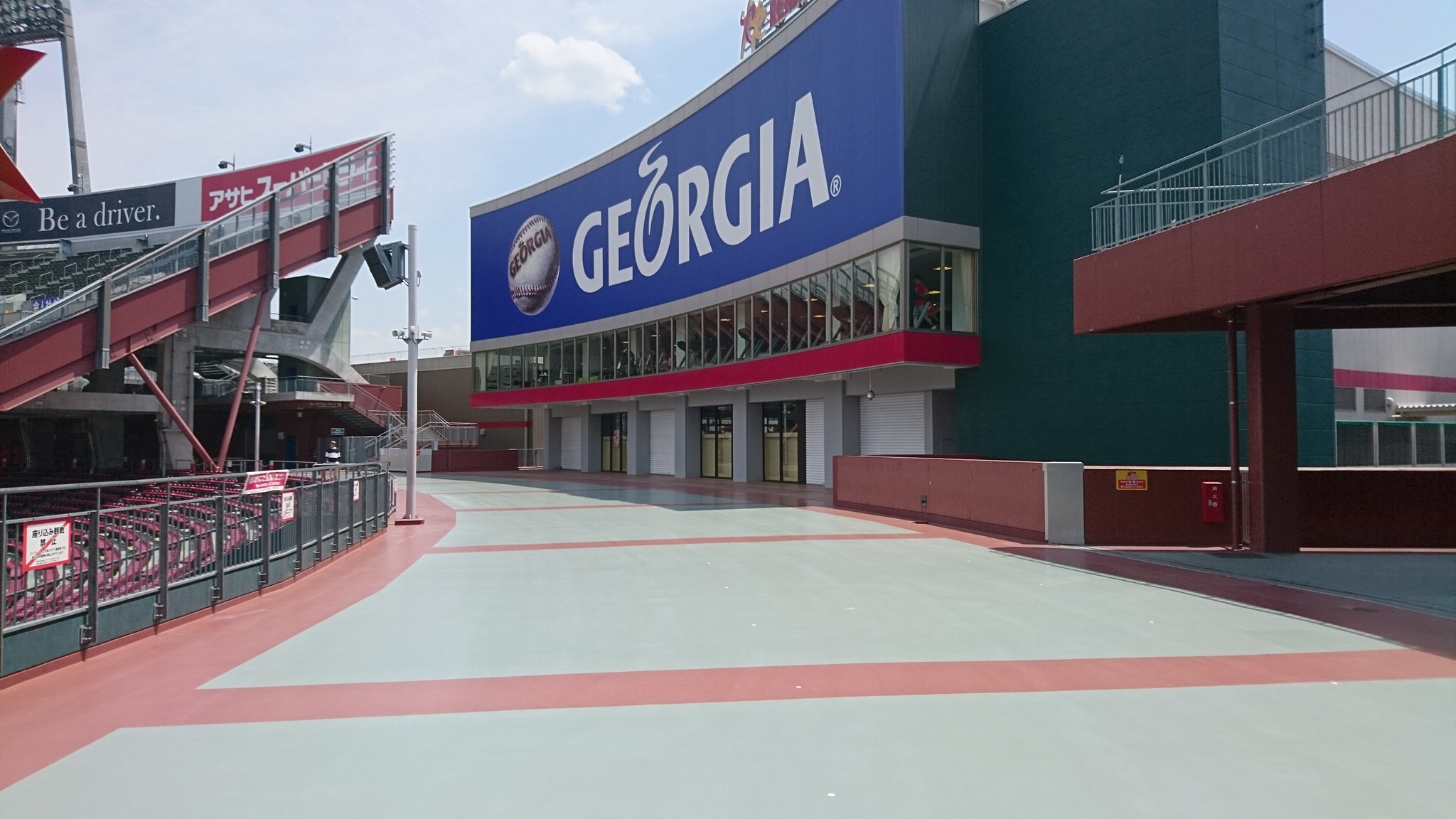 Jojon Ar Twitter 昨日のおまけ マツダスタジアム マツダスタジアムは試合が行われてない 日にはコンコース 外周 を歩くことができます ちなみにこのgeorgiaの下はスポーツジムになってまして２階でランニングマシン使って走ってた方が大勢いました T Co