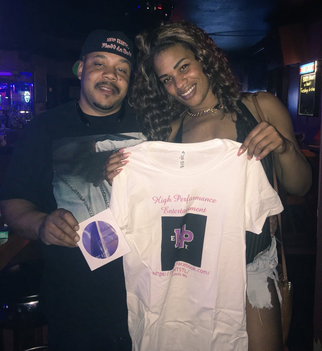 KELLZdaLOU's tweet photo. Told y'all we luv our fans!!! Flo$$ Da Bo$$ chilling wit one of them here!! #HPENT #weluvourfans #Greatmusic https://t.co/bJ77JxMKqe
