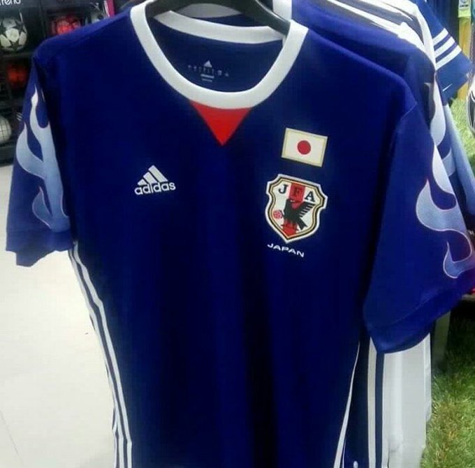 リーク これは燃える 97炎柄復活のサッカー日本代表新ユニフォーム店舗写真 香川広告流出 スポーツ
