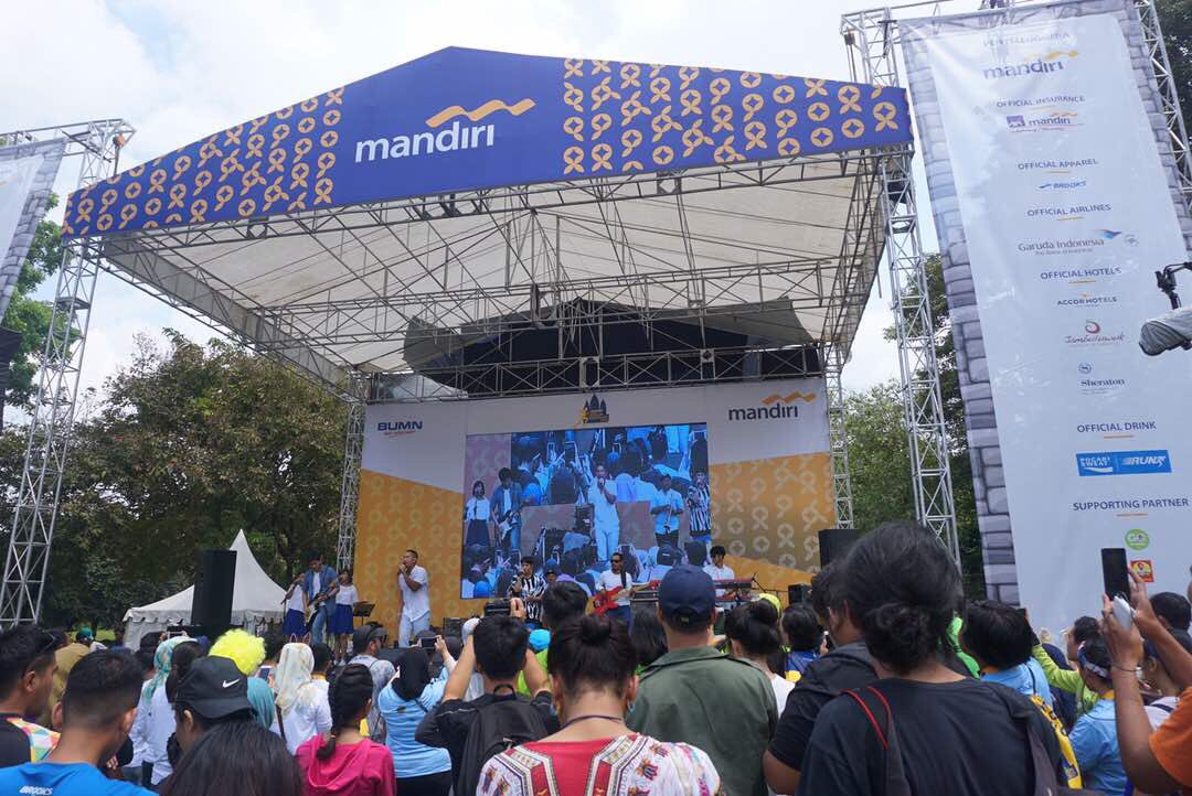 . @MaliqMusic saat menghibur para runners <a href="/mandiri_jogmar/">MandiriJogjaMarathon</a> di <a href="/candiprambanan/">Candi Prambanan</a> dalam rangka gelaran #MandiriJogjaMarathon2017