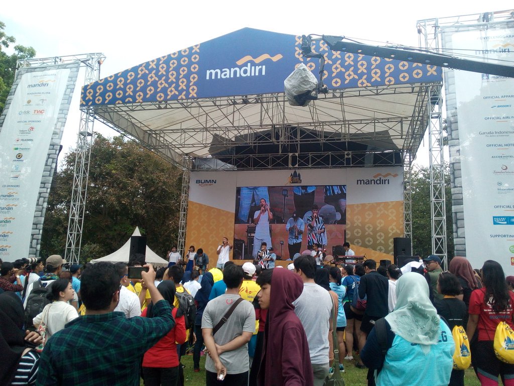 Maliq &amp; D' Essential on <a href="/mandiri_jogmar/">MandiriJogjaMarathon</a> stage!