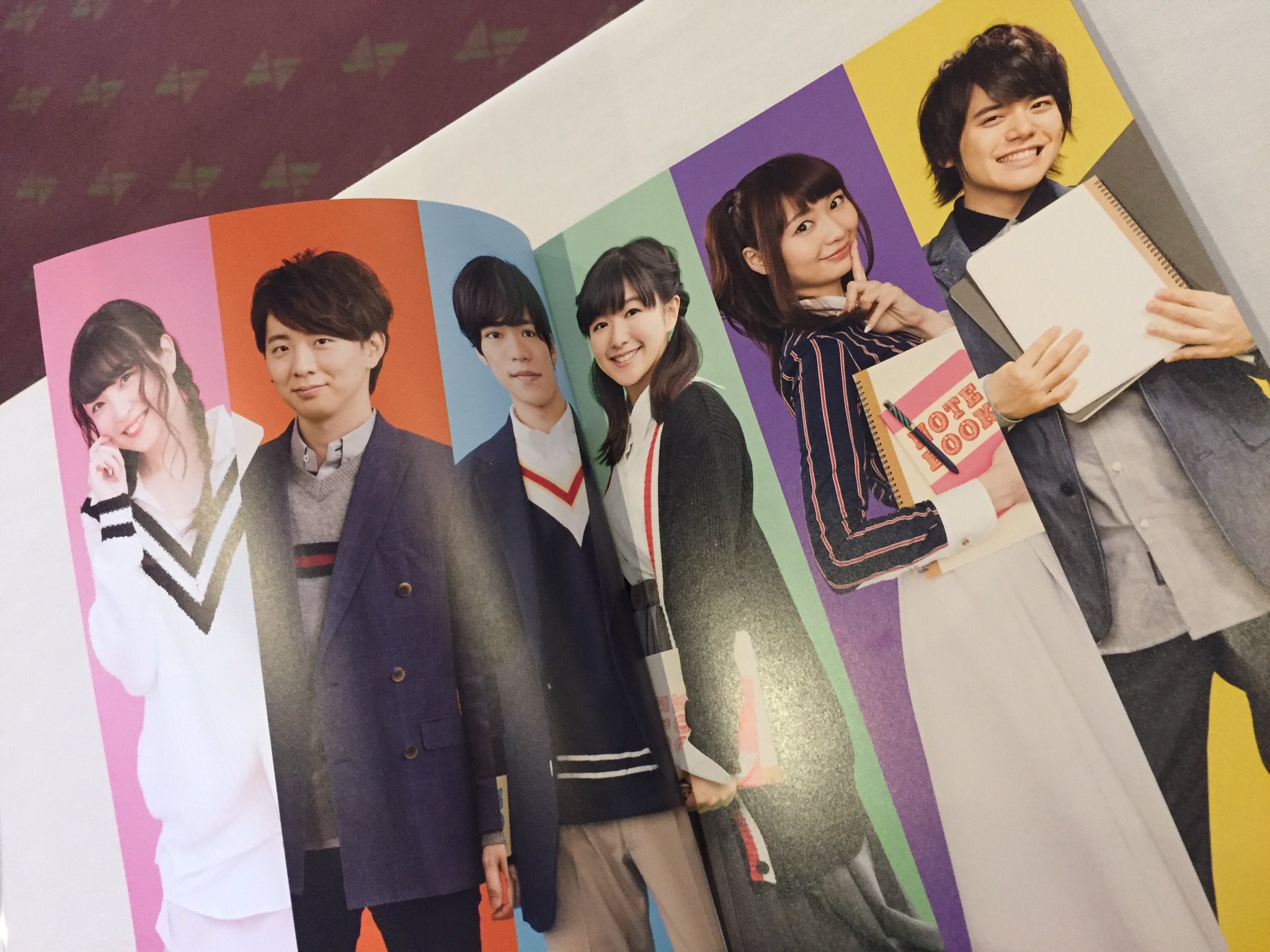 Relife アニメ公式 物販情報 イベントグッズのパンフレットのご紹介 中身チラ見せちゃいます 夜宵草先生 小坂知監督インタビューや このために撮り下ろしたページたくさんですのでぜひお手にとってご覧ください Relife T Co Tgqsakbem8